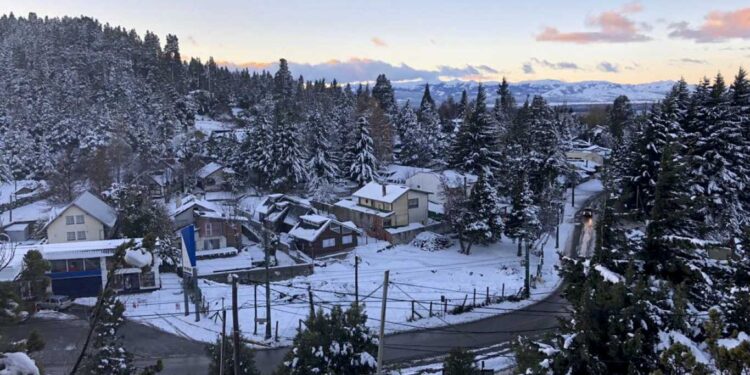 BARILOCHE: UN ESTUDIANTE FUE ARROJADO POR LA VENTANA DEL SEGUNDO PISO DEL HOTEL TRAS UNA PELEA