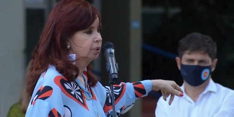 CRISTINA ENCABEZÓ UN ACTO DEL 24 DE MARZO CON CRÍTICAS A MACRI: «CUANDO TERMINÓ LA DICTADURA SU FAMILIA TERMINÓ MÁS RICA»