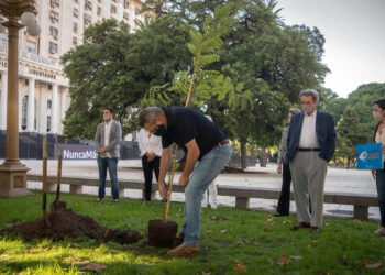 EL GOBIERNO ACOMPAÑÓ A LOS ORGANISMOS DE DDHH Y PLANTÓ ÁRBOLES EN HOMENAJE A LOS DESAPARECIDOS