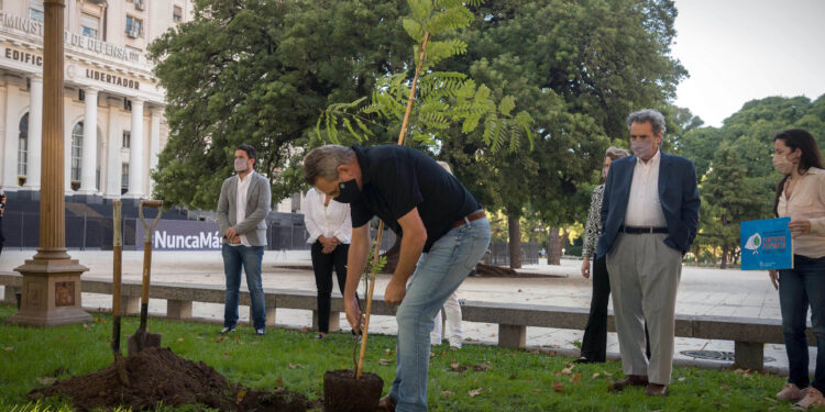 EL GOBIERNO ACOMPAÑÓ A LOS ORGANISMOS DE DDHH Y PLANTÓ ÁRBOLES EN HOMENAJE A LOS DESAPARECIDOS