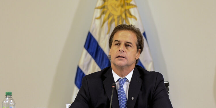 FERNÁNDEZ, SOBRE EL CRUCE CON LACALLE POU: «COMO PRESIDENTE, NO TENGO POR QUÉ PERMITIR QUE LLAMEN LASTRE A MÍ PAÍS»