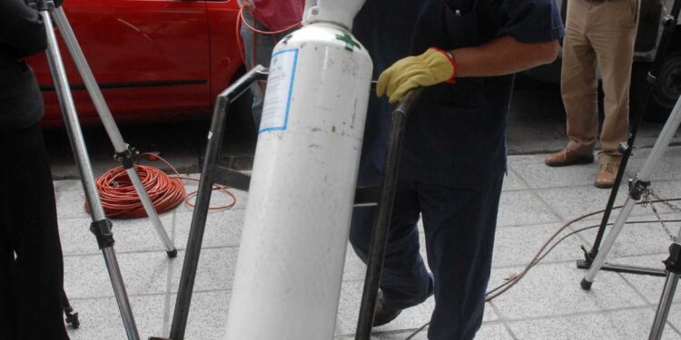 EL GOBIERNO FIJÓ EL PRECIO DEL OXÍGENO MEDICINAL E INTIMÓ A EMPRESAS A AUMENTAR PRODUCCIÓN