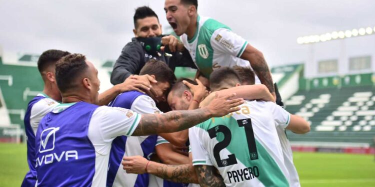 BANFIELD, EL EQUIPO MÁS AFECTADO POR BROTE DE CORONAVIRUS, VISITA AL NECESITADO CENTRAL EN ROSARIO