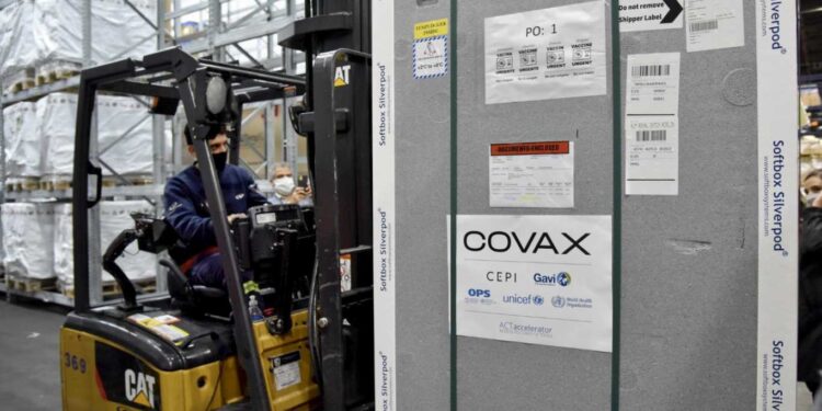 EL DOMINGO LLEGAN A LA ARGENTINA 864.000 VACUNAS DE COVAX