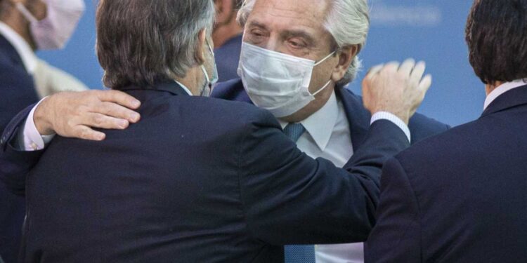 ALBERTO FERNÁNDEZ EVOLUCIONA «EN FORMA FAVORABLE, CON SIGNOS VITALES DENTRO DE PARÁMETROS NORMALES»