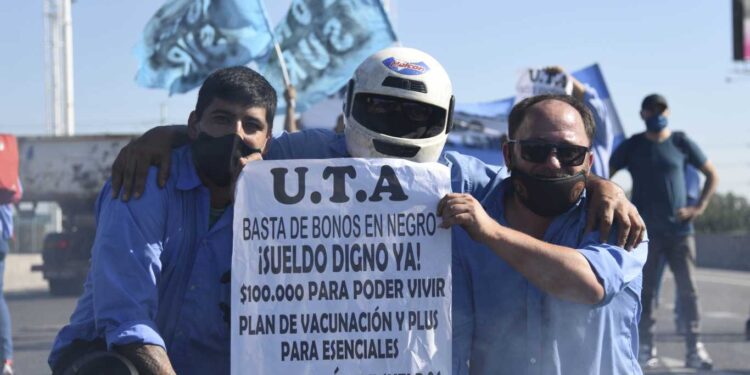 CHOFERES DE COLECTIVOS REALIZABAN UN CORTE EN PUENTE DE LA NORIA