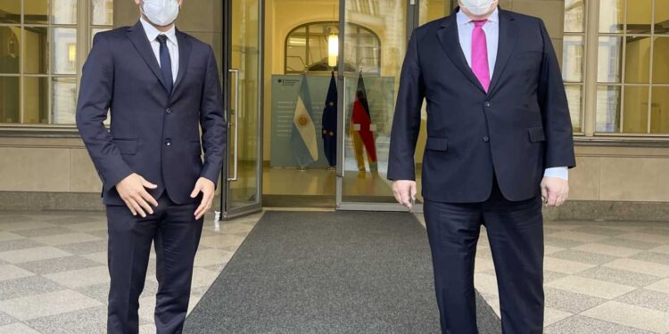 GUZMÁN SE REUNIÓ CON SU PAR ALEMÁN EN EL ARRANQUE DE SU GIRA EUROPEA PARA AVANZAR CON EL FMI Y EL CLUB DE PARÍS