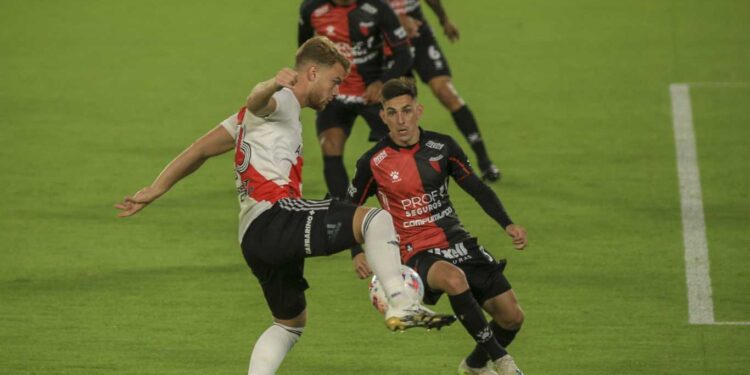 RIVER LE GANÓ 3 A 2 AL LÍDER COLÓN, LO DEJÓ SIN INVICTO Y SE ACOMODÓ EN LA ZONA A