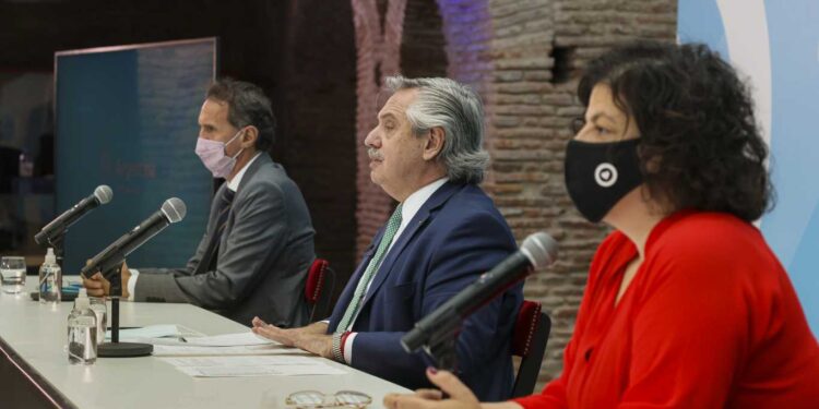 FERNÁNDEZ LANZÓ CRÉDITOS PARA REFACCIÓN Y CONSTRUCCIÓN Y PROMETIÓ UNA «SOLUCIÓN» PARA LOS ENDEUDADOS EN UVA