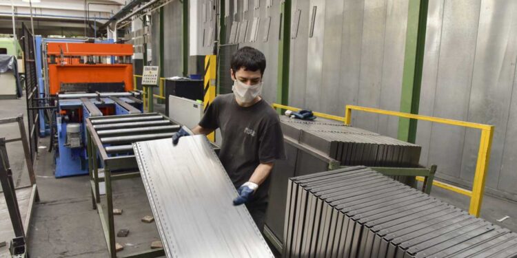 PRODUCCIÓN DE LA INDUSTRIA PYME CRECIÓ 13 POR CIENTO EN MARZO