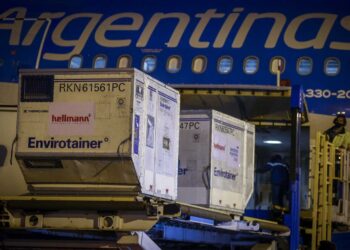 ATERRIZÓ EN EZEIZA UN VUELO DE AEROLÍNEAS ARGENTINAS CON 384 MIL DOSIS DE SINOPHARM