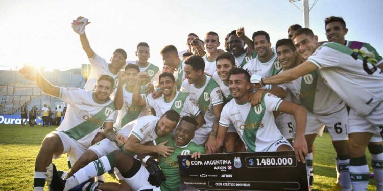 BANFIELD DEBIÓ TRABAJAR MUCHO PARA ELIMINAR A DEPORTIVO MADRYN 1 A 0 Y SEGUIR EN LA COPA ARGENTINA