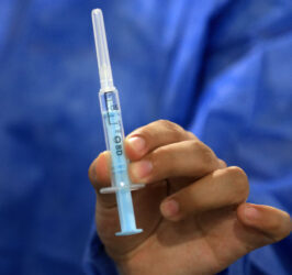 PAREJA DE ENFERMEROS DETENIDA POR ROBAR VACUNAS CONTRA EL CORONAVIRUS Y ADMINISTRARLAS EN FORMA PRIVADA