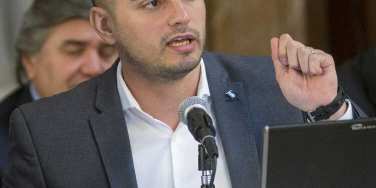 ÁLVAREZ AGIS: «LA ECONOMÍA ESTÁ TODA ROTA Y LA GENTE SE ESTÁ CAGANDO DE HAMBRE»