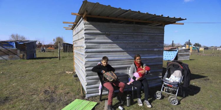 CASI 1.400.000 PERSONAS VIVEN EN CONDICIONES DE «HACINAMIENTO CRÍTICO» EN ARGENTINA, SEGÚN EL INDEC