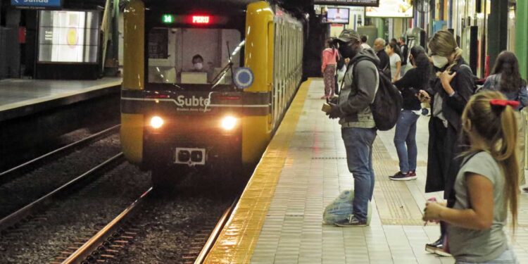 LOS SALARIOS MEJORARON 5% EN MARZO PERO SIGUEN DEBAJO DE LA INFLACIÓN ANUAL