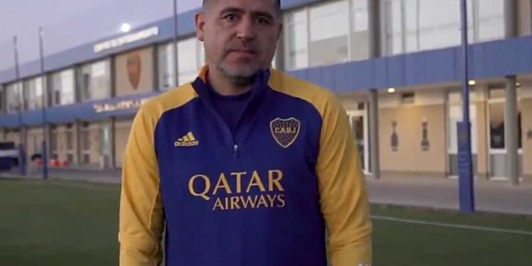 RIQUELME HABLÓ CON EL PLANTEL DE BOCA, JUNTO A RUSSO, PREVIO AL SUPERCLÁSICO