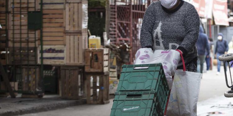 SIN LA ASISTENCIA DEL ESTADO, LA POBREZA HABRÍA ALCANZADO AL 52% EN 2020, SEGÚN LA UCA
