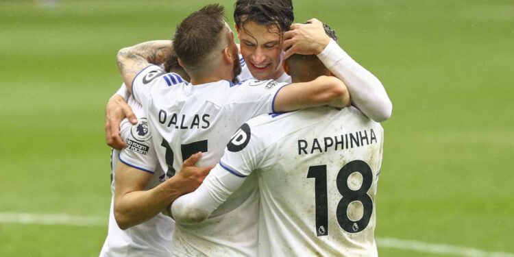 EL LEEDS DE BIELSA LE GANÓ A OTRO «GRANDE»: 3-1 AL TOTTENHAM; CITY Y CHELSEA DEFINEN EL TÍTULO DE LA PREMIER