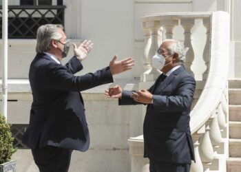 FERNÁNDEZ RECIBIÓ EL APOYO DE PORTUGAL EN EL FMI Y RECLAMÓ UNA NEGOCIACIÓN QUE «TERMINE» CON LA «DESIGUALDAD»