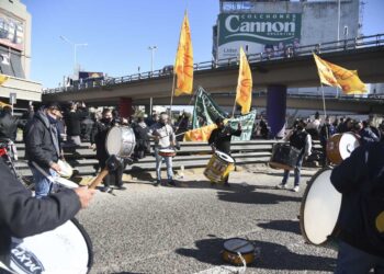 CHOFERES DE MICROS CORTAN LA 9 DE JULIO Y SE SUMAN A LA PROTESTA DE COLECTIVEROS EN LINIERS Y PUENTE PUEYRREDÓN