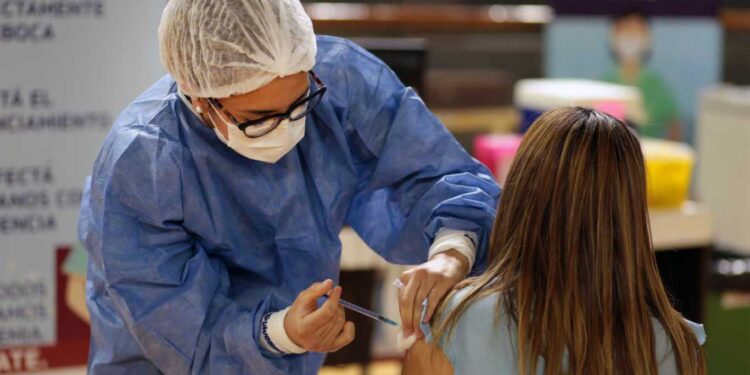 ALBERTO FERNÁNDEZ MOSTRÓ CÓMO SON LAS VACUNAS DE ASTRAZENECA FABRICADAS EN CONJUNTO CON MÉXICO