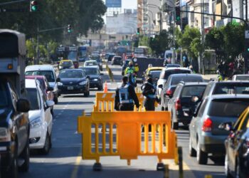 DEMORAS EN LOS ACCESOS A LA CIUDAD DE BUENOS AIRES POR LOS CONTROLES: HUBO TRES KILÓMETROS DE FILA EN LA PERITO MORENO