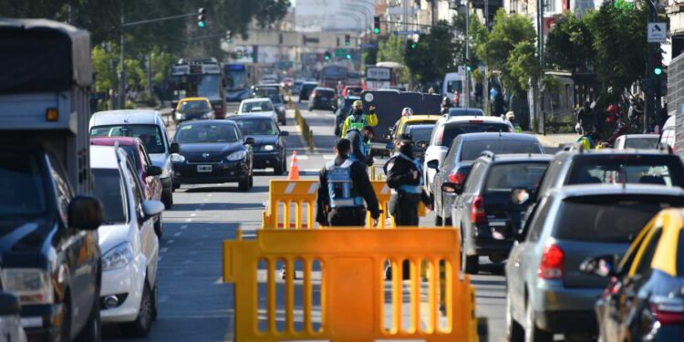 DEMORAS EN LOS ACCESOS A LA CIUDAD DE BUENOS AIRES POR LOS CONTROLES: HUBO TRES KILÓMETROS DE FILA EN LA PERITO MORENO