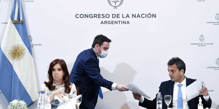 CRISTINA KIRCHNER Y SERGIO MASSA FIRMARON UN 40% DE AUMENTO PARA LOS EMPLEADOS LEGISLATIVOS