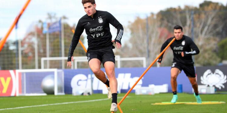 EN SANTIAGO DEL ESTERO, ARGENTINA SE ENFRENTA A CHILE BUSCANDO LLEGAR A LA CIMA DE LA TABLA DE ELIMINATORIAS