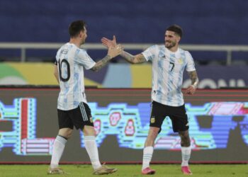 ¿MESSI ESTÁ HOMENAJEANDO A MARADONA EN CADA UNO DE SUS FESTEJOS DE GOL?