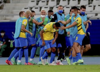 A PASO FIRME, BRASIL GOLEÓ 4 A 0 AL PERÚ DEL «TIGRE» GARECA Y ES LÍDER DEL GRUPO B DE LA COPA AMÉRICA
