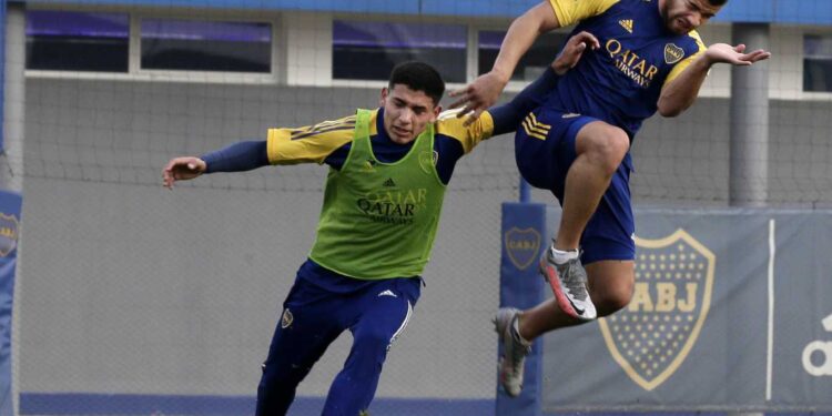 BOCA SE ENTRENÓ CON LA RESERVA Y RUSSO PARÓ UNA LÍNEA DE TRES