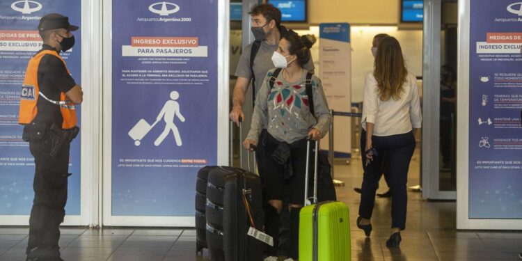 EL GOBIERNO CONVERSA CON LAS COMPAÑÍAS AÉREAS PARA REGULAR LA APLICACIÓN DEL CUPO DE 600 PASAJEROS DIARIOS