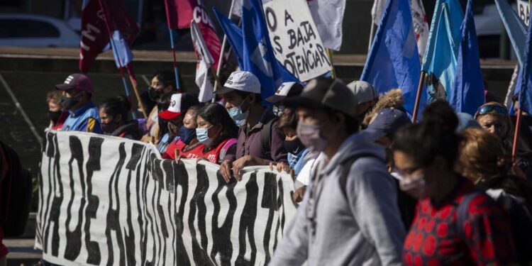 ORGANIZACIONES SOCIALES CORTARON LA 9 DE JULIO CON RECLAMOS AL GOBIERNO Y ARMABAN UN ACAMPE
