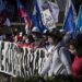 ORGANIZACIONES SOCIALES CORTARON LA 9 DE JULIO CON RECLAMOS AL GOBIERNO Y ARMABAN UN ACAMPE