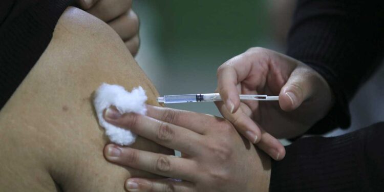 CAMPAÑA DE VACUNACIÓN: LAS CINCO PROVINCIAS QUE YA INOCULARON AL 60% DE LOS MAYORES DE EDAD