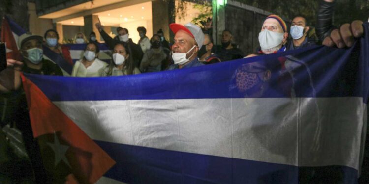 FERNÁNDEZ EVITÓ HABLAR DE LAS MANIFESTACIONES EN CUBA Y PIDIÓ EL FIN DEL BLOQUEO: «ES LO MENOS HUMANITARIO»