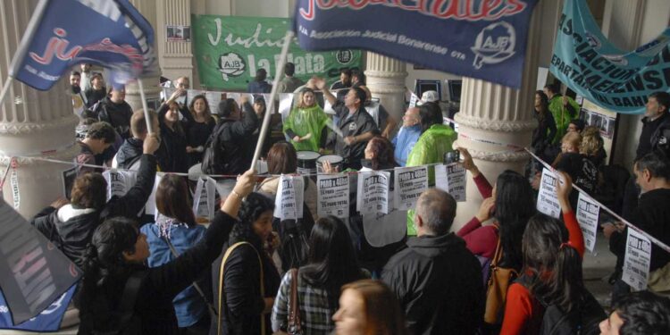 JUDICIALES BONAERENSES ACEPTARON UN AUMENTO ACUMULADO DE 45,5 POR CIENTO