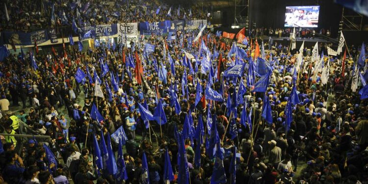 EN MEDIO DE LA INTERNA, EL MOVIMIENTO EVITA Y OTRAS ORGANIZACIONES MOVILIZAN EN APOYO A ALBERTO FERNÁNDEZ