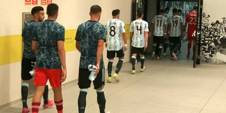 LA SELECCIÓN DESCANSA EN EZEIZA Y SE ENTRENA PENSANDO EN BOLIVIA, DONDE NO JUGARÁ «DIBU» MARTÍNEZ