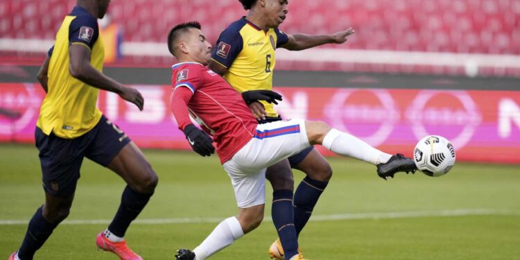 ECUADOR, QUE JUGÓ CON DIEZ DURANTE GRAN PARTE DEL SEGUNDO TIEMPO, EMPATÓ 0 A 0 CON CHILE EN LA ALTURA DE QUITO