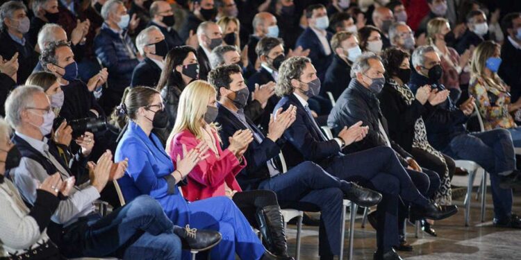 LOS PRECANDIDATOS TUITEARON HASTA ÚLTIMO MOMENTO PARA CONQUISTAR A LOS VOTANTES