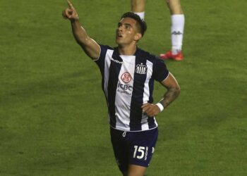 TALLERES LE GANÓ A RACING CON DOS GOLAZOS EN AVELLANEDA LUEGO DE 20 AÑOS Y LLEGÓ A LA CIMA EN SOLEDAD