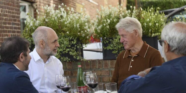 RODRÍGUEZ LARRETA ALMORZÓ CON CLINTON EN NUEVA YORK Y ESTRECHA LAZOS CON EL ALA DEMÓCRATA