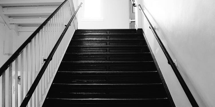LA TIRÓ POR LA ESCALERA Y LA GOLPEÓ DELANTE DE SUS HIJOS: LO CONDENARON A 7 AÑOS DE PRISIÓN
