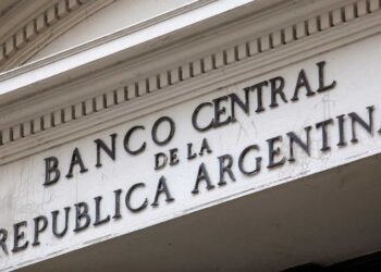 ECONOMÍA TOMÓ $2,45 BILLONES DEL MERCADO PARA COMPRAR DÓLARES Y PAGAR BONOS