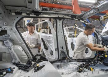 LA ACTIVIDAD INDUSTRIAL CAYÓ UN 12,8% EN MARZO, SEGÚN INFORME PRIVADO