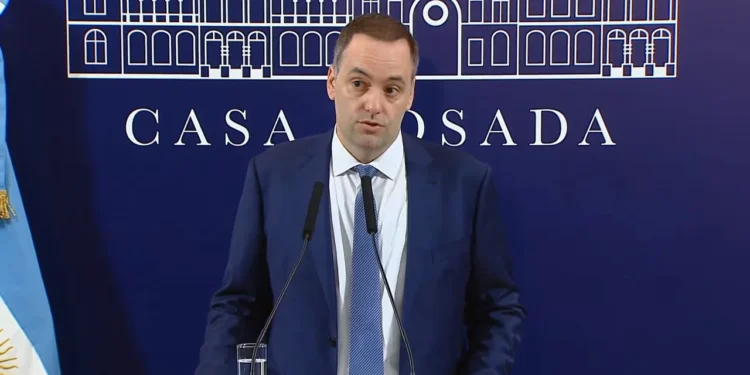 Adorni calificó el encuentro entre Macri y Milei como una reunión «de amigos»