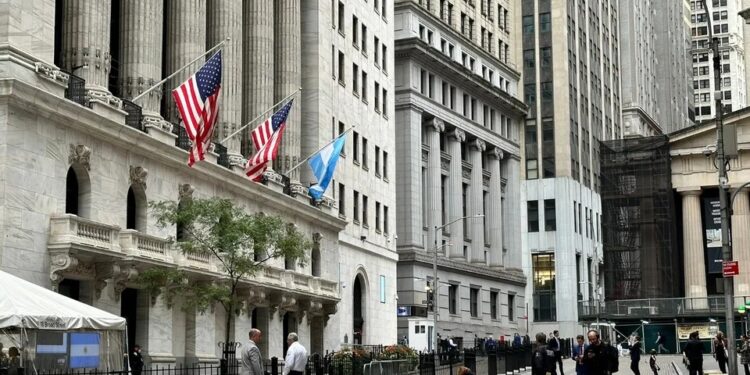 Milei en Nueva York: toca la campana en Wall Street y visita a Elon Musk